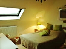 Aux couleurs douces, la chambre Riquewihr est disponible pour 2 à 3 personnes.